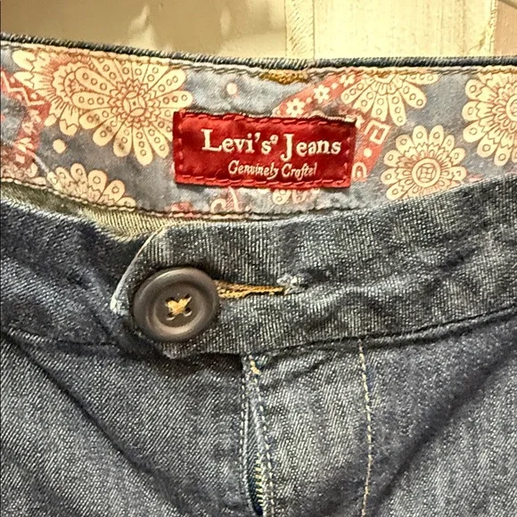 Levi’s Classic Blue Women's Jeans 12 medium. Boot cut back button pockets - Picture 2 of 4